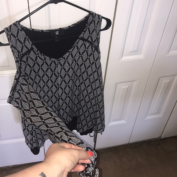 black & white cold shoulder blouse🖤🎃 - Picture 2 of 8